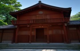 修道院建筑内部黑白影像，光线从高窗斜射而入，营造出神圣与压抑并存的氛围，对应团鬼六《修道女地狱》的主题意象